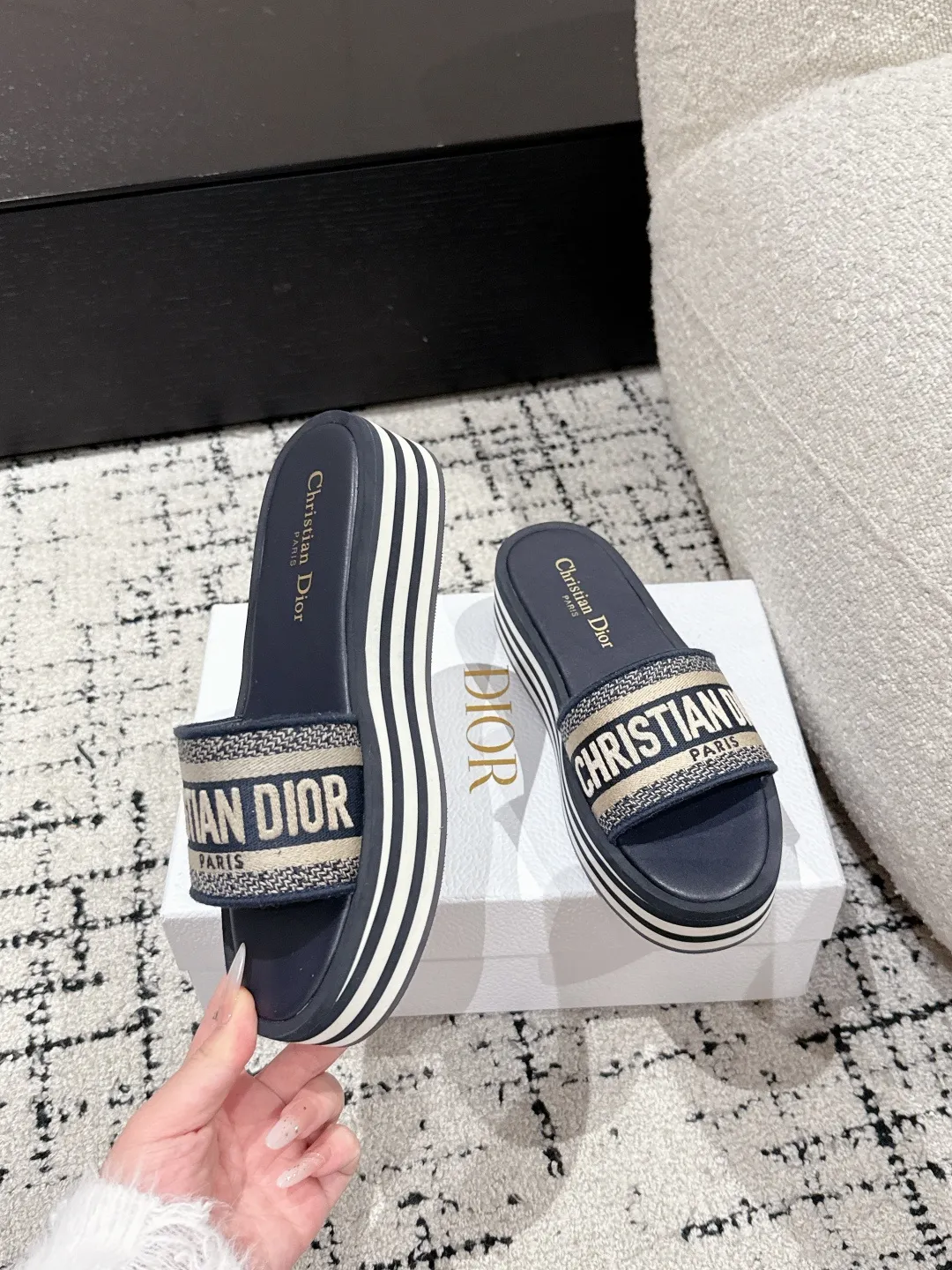 👟👟Ex-factory price 440👟👟 DIOR Dway fabric embroidered logo open toe 7cm thick sole one-word strap slippers CD letter logo three-dimensional embroidery thick bottom round toe open toe slippers The original development of the top version on the market, soft and delicate foot feel, extremely comfortable.  ✔️Upper: imported electro-embroidered cotton technical fabric ✔️Inner lining: water-dyed cowhide foot pad lining ✔️Outsole: original combination outsole ✔️Sole thickness: 7cm ✔️Size: #35-41 (40.41. Customized, non-refundable and non-exchangeable)